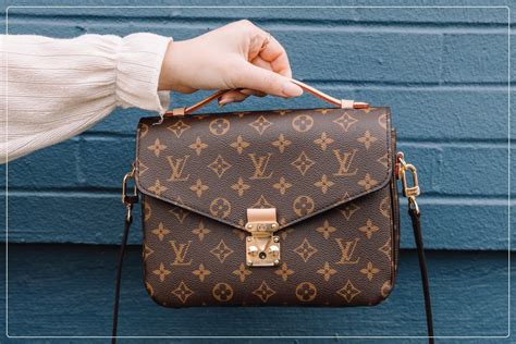 spot a fake bag|counterfeit handbags spotting.